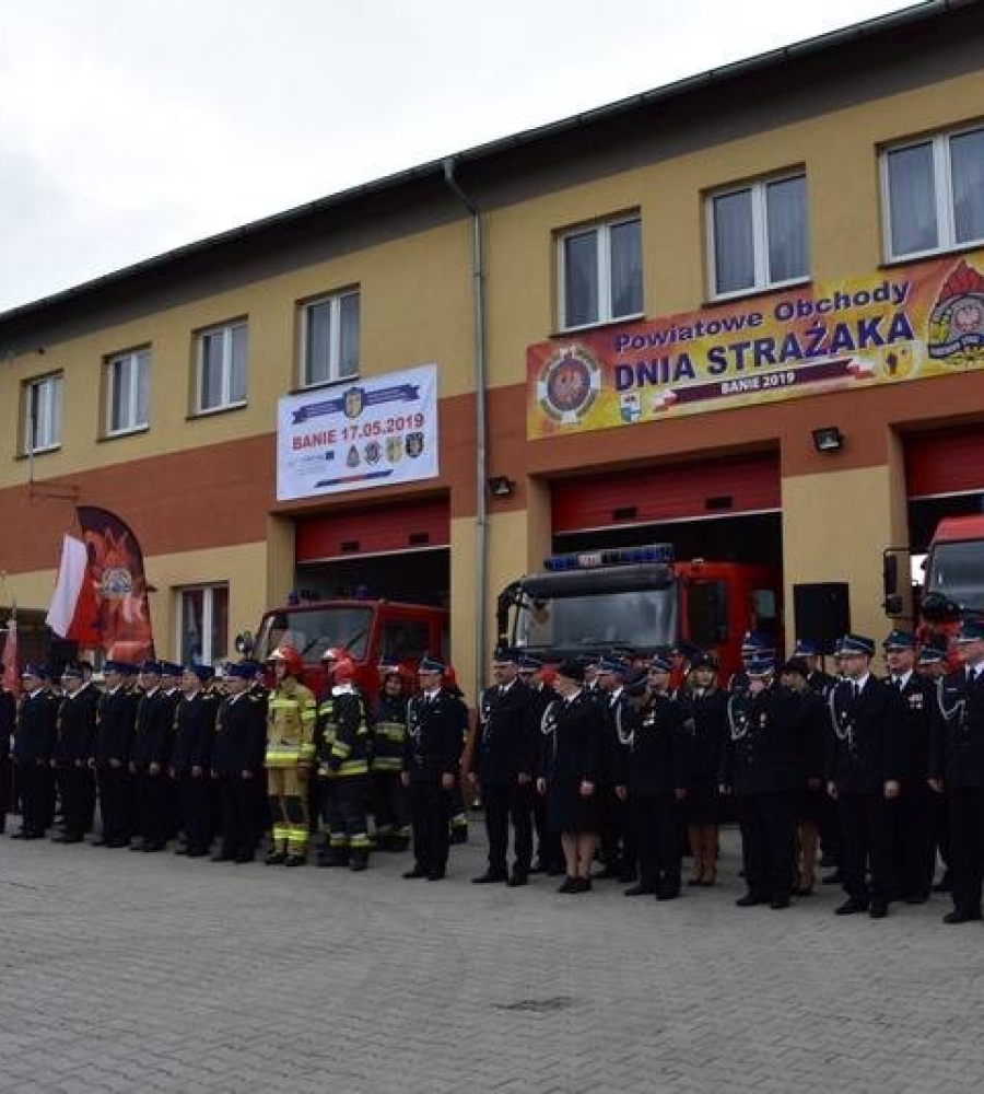 Dwuszereg strażaków stojących w pozycji zasadniczej w Dniu Strażaka