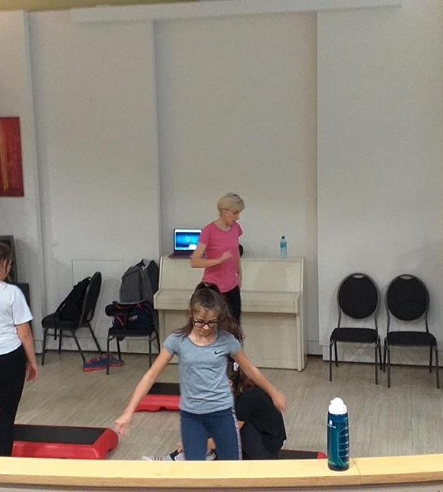 treningi młodzieży na sali tanecznej