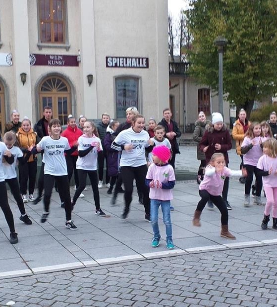 grupa młodzieży tańczy przed SPIELHALLE