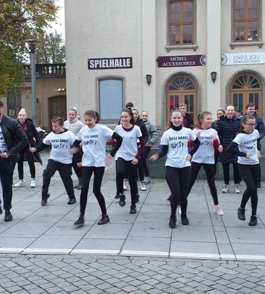 inne ujęcie grupy młodzieży tańczącej przed SPIELHALLE 