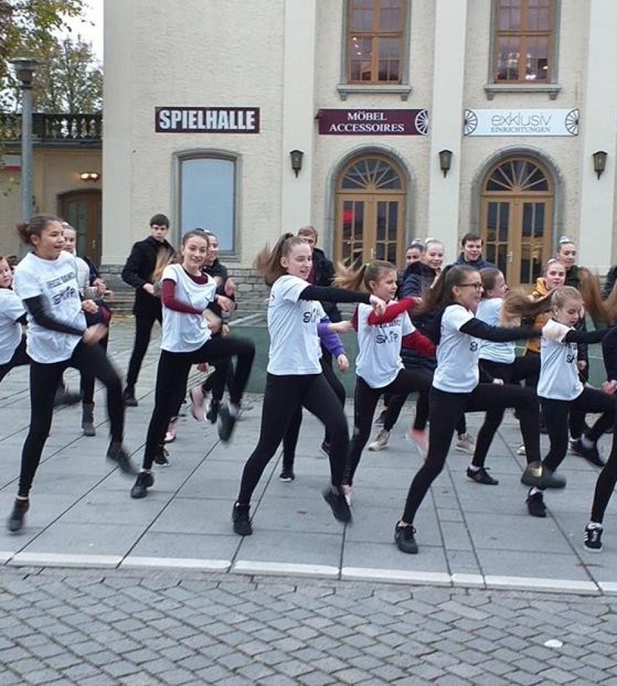 grupa młodzieży tańczy przed SPIELHALLE kolejne ujęcie