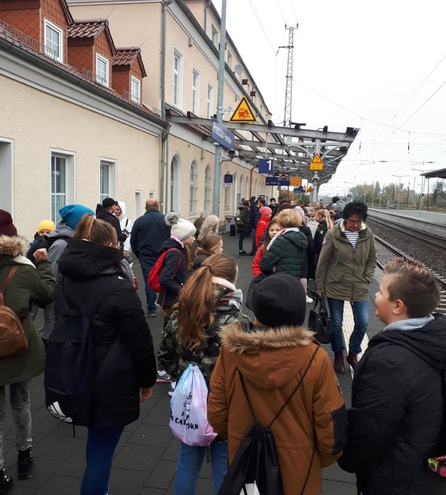 młodzież na dworcu kolejowym