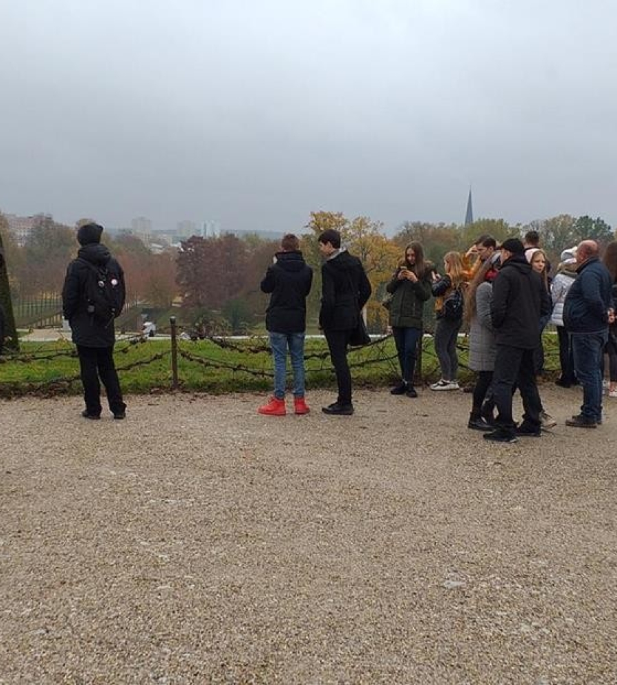 młodzież zwiedza urokliwe miejsca parku