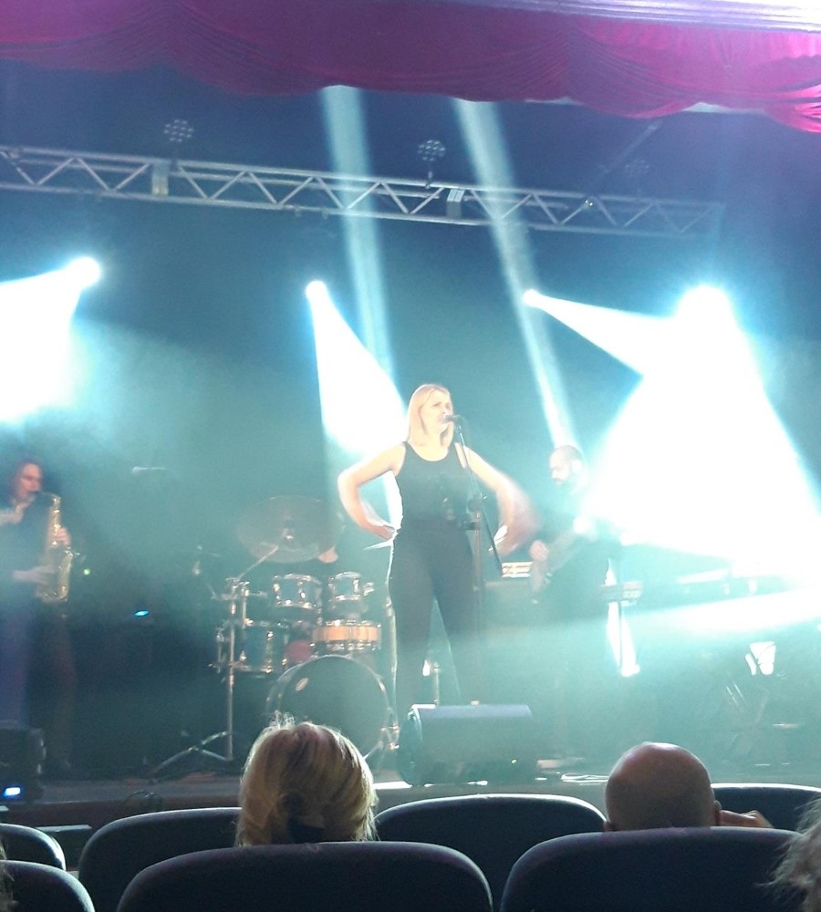 Solistka Big Beat Live stoi na scenie i wykonuje swój utwór foto 2