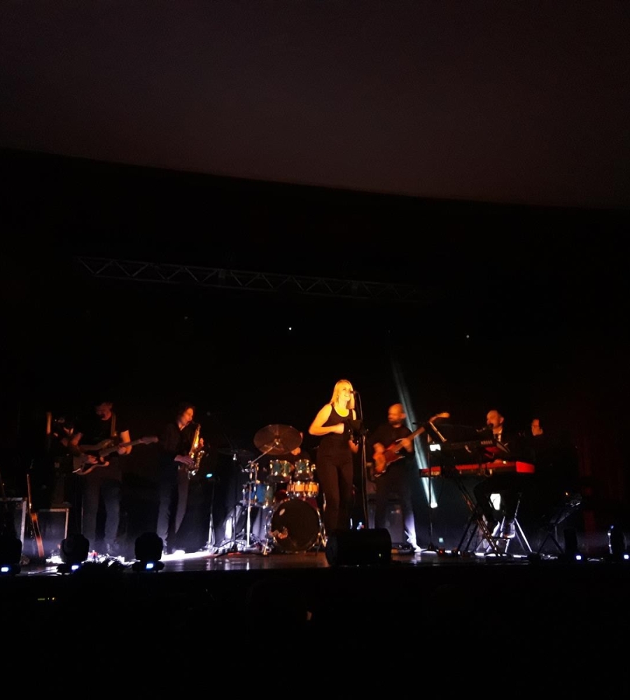 Solistka Big Beat Live stoi na scenie i wykonuje swój utwór foto 3