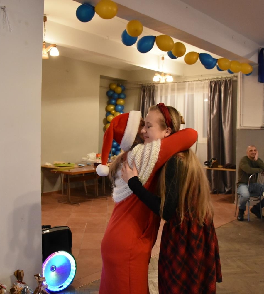 pani Mikołajowa przytula dorosłą dziewczynę
