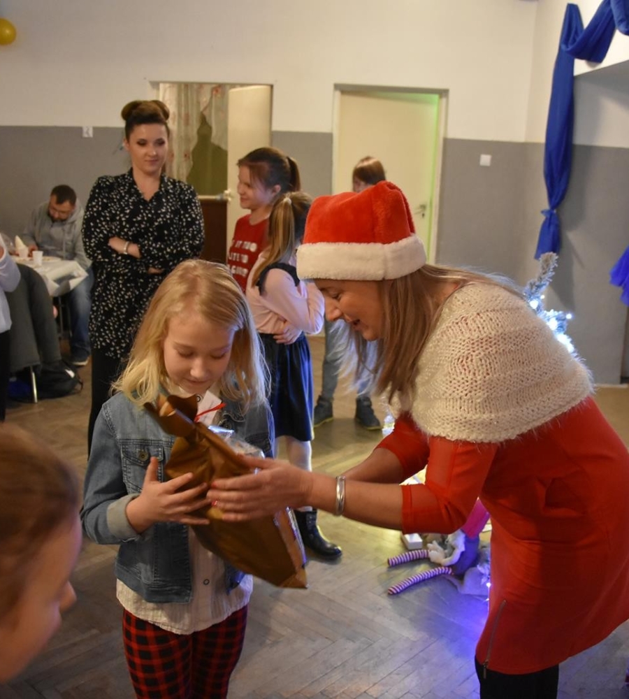 jeszcze jedna dziewczynka otrzymuję paczkę od pani Mikołajowej