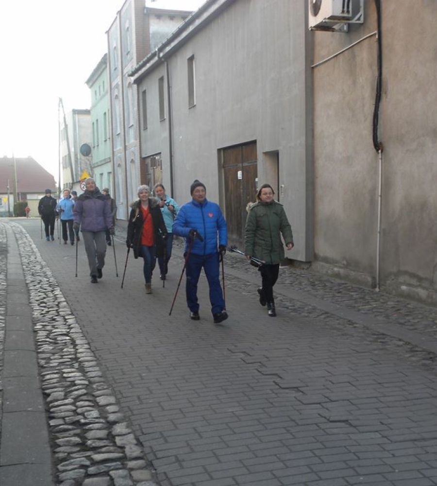 grupa ludzi prawiająca Nordic walking