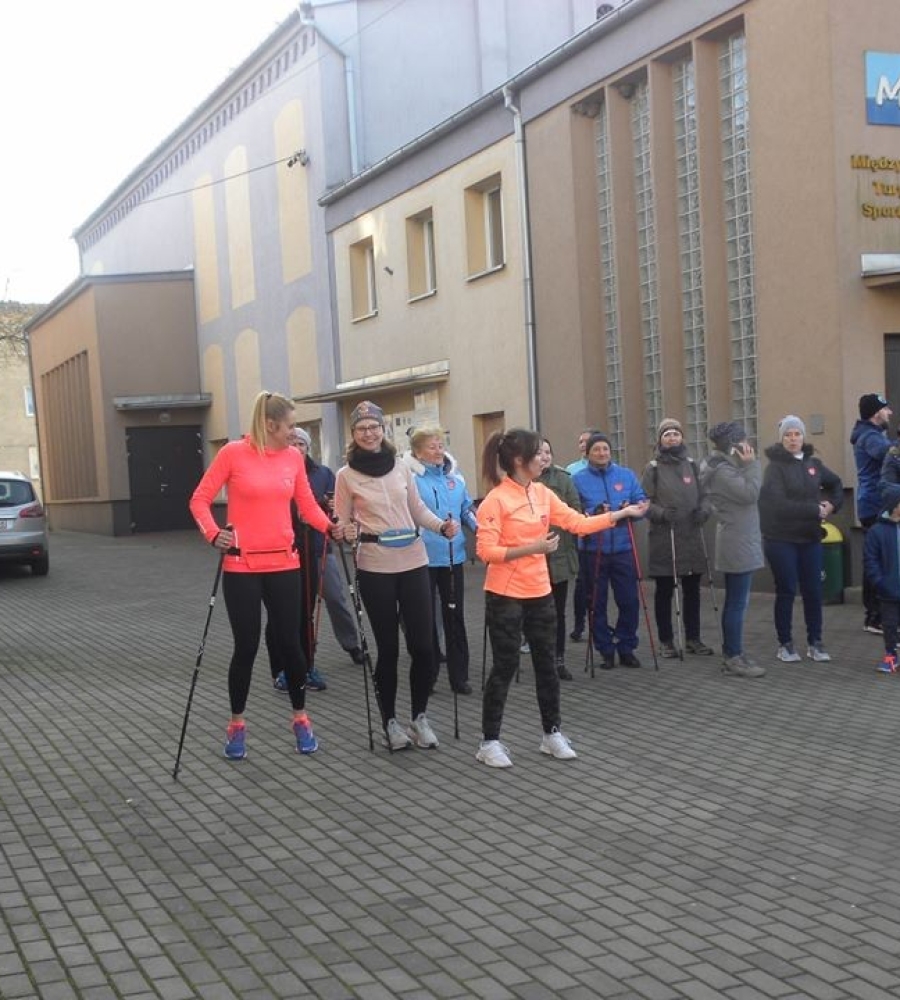 udzielane wskazówki dla grupy Nordic walking