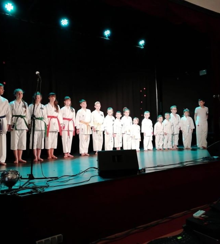 stojący na scenie członkowie klubu ANTAI
