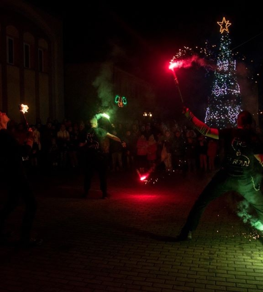 pokaz wirujących ogni przez  Fire Arrow 