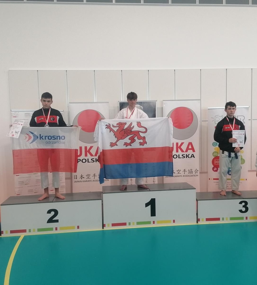 Mateusz Socha na podium (I miejsce).