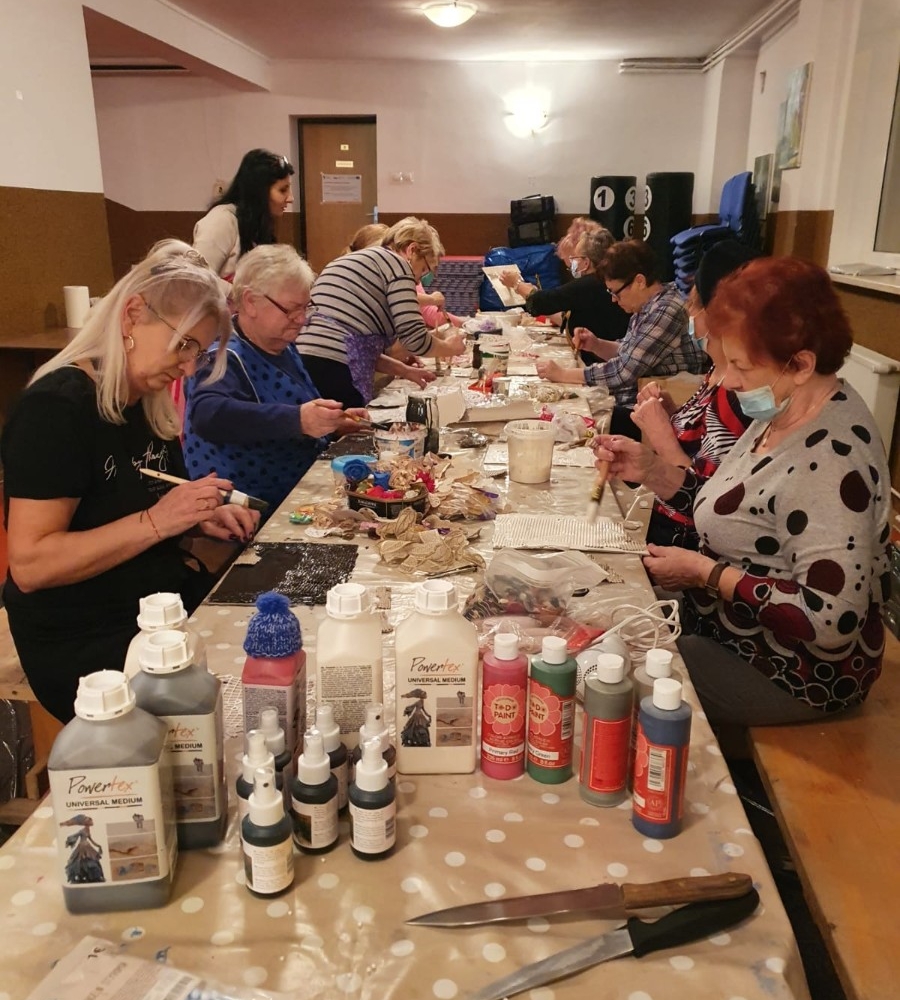 Seniorki pracujące nad obrazami