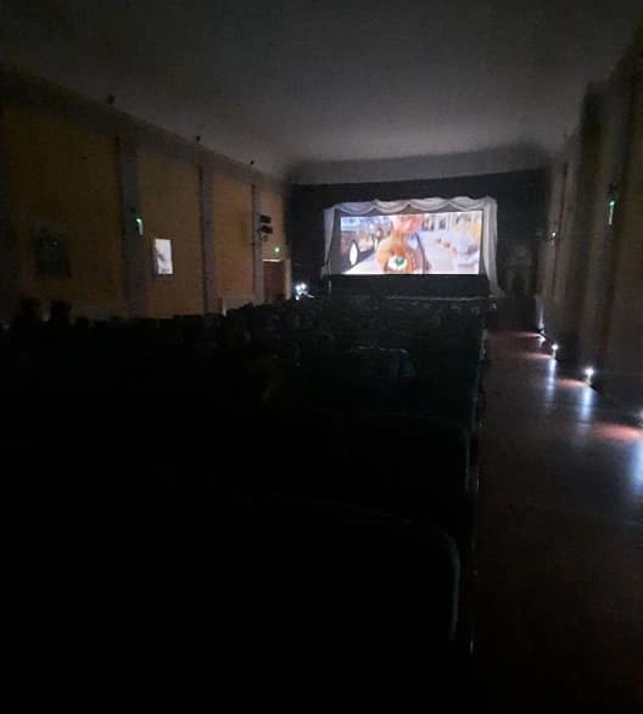 Dzieci ze Szkoły Podstawowej na seansie filmowym w kinie