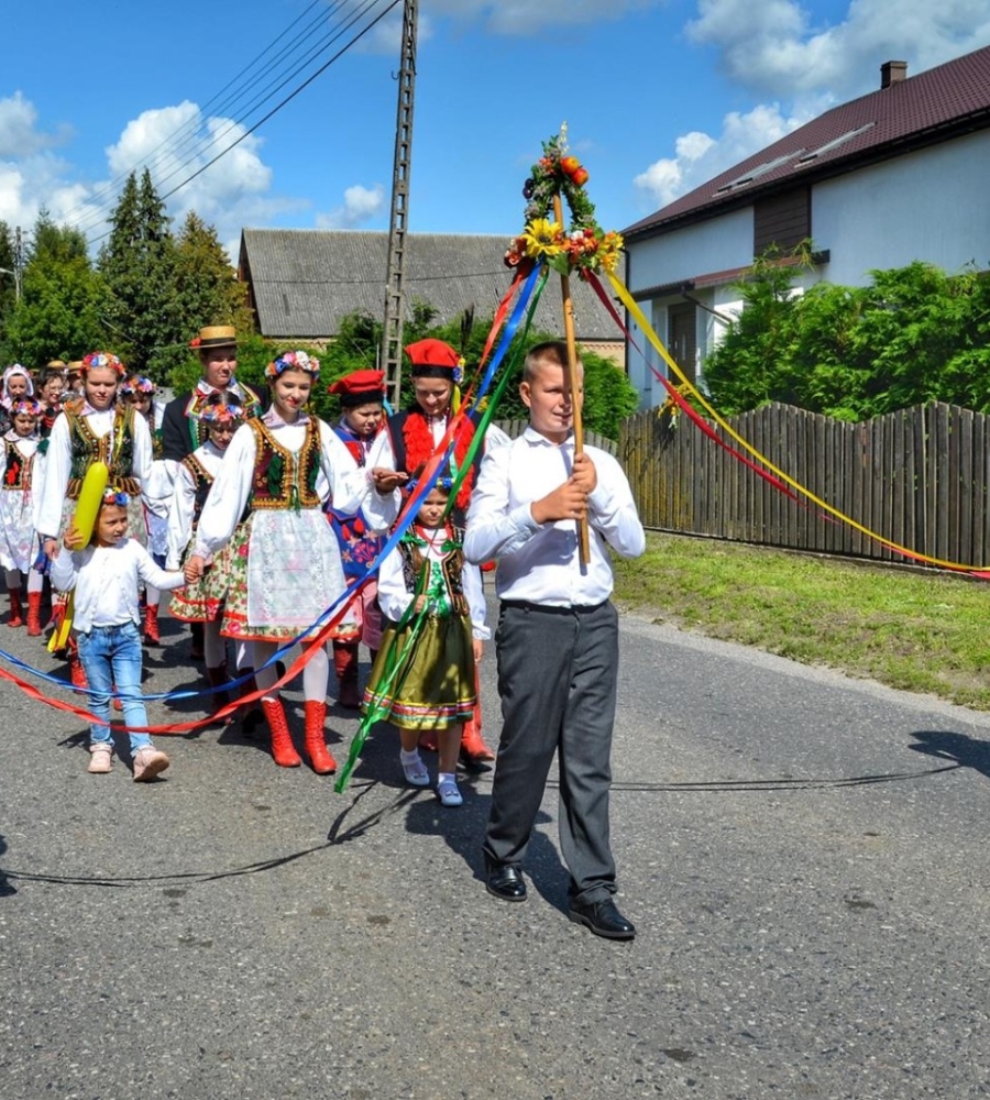 Dzieci otwierające korowód dożynkowy