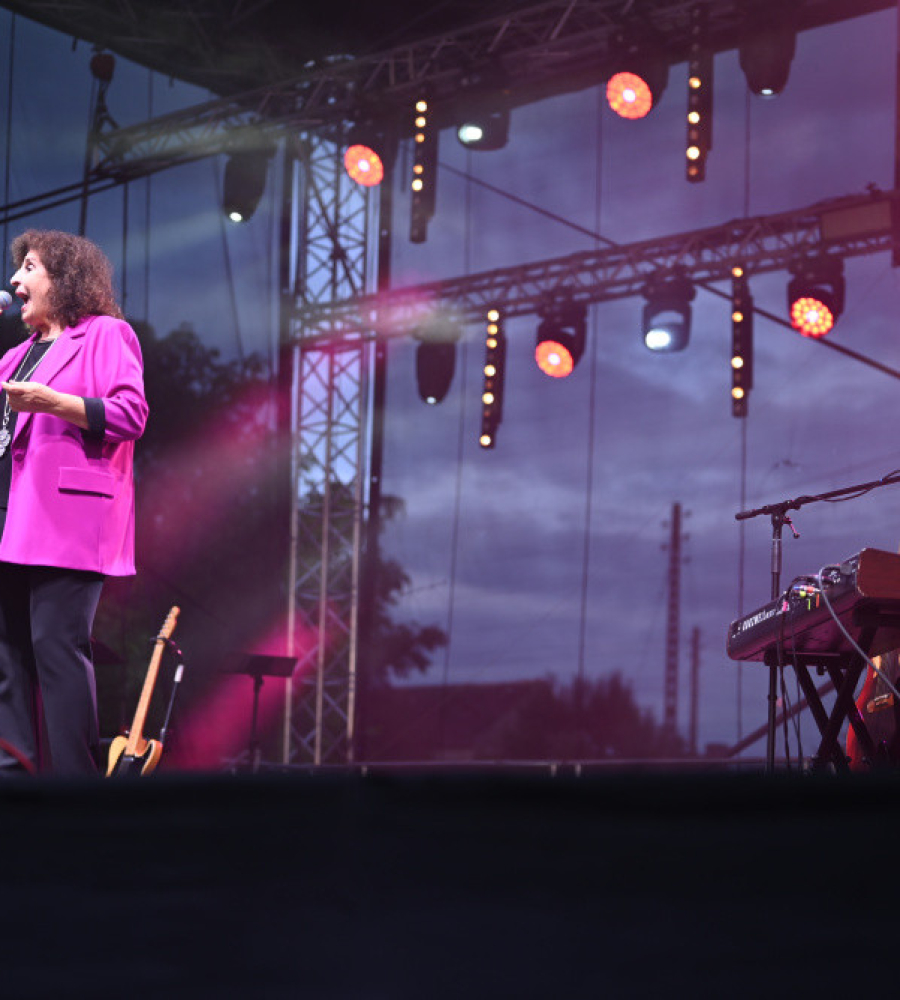 Eleni wstępuje na scenie