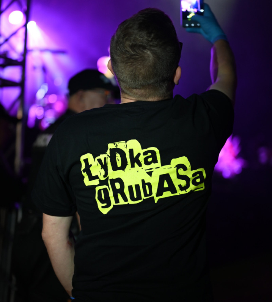 Fan zespołu nagrywa występ