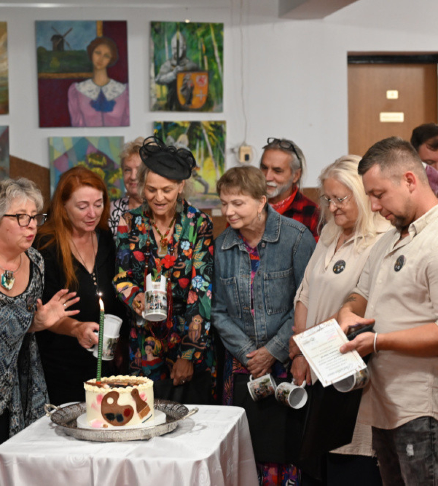 Artyści przy torcie jubileuszowego wernisażu