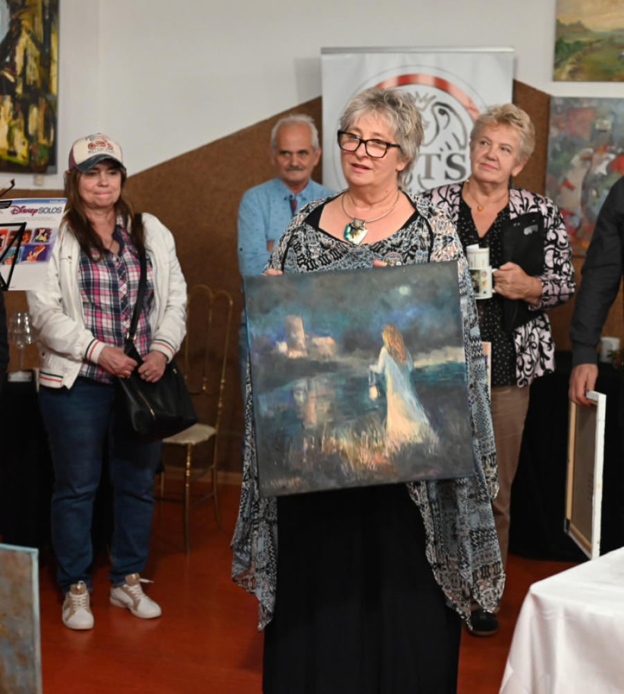Komisarz pleneru wręcza obrazy zaproszonym gościom
