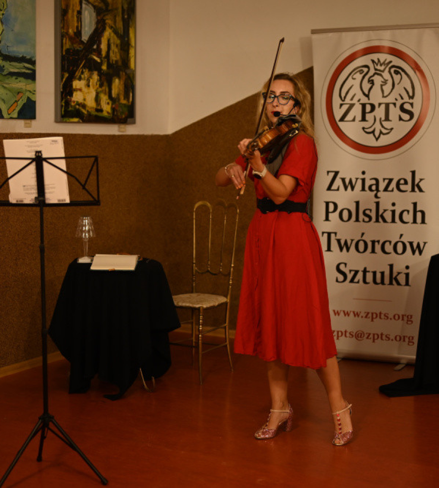 Występ skrzypaczki podczas X wernisażu Piękno Ziemi Bańskiej