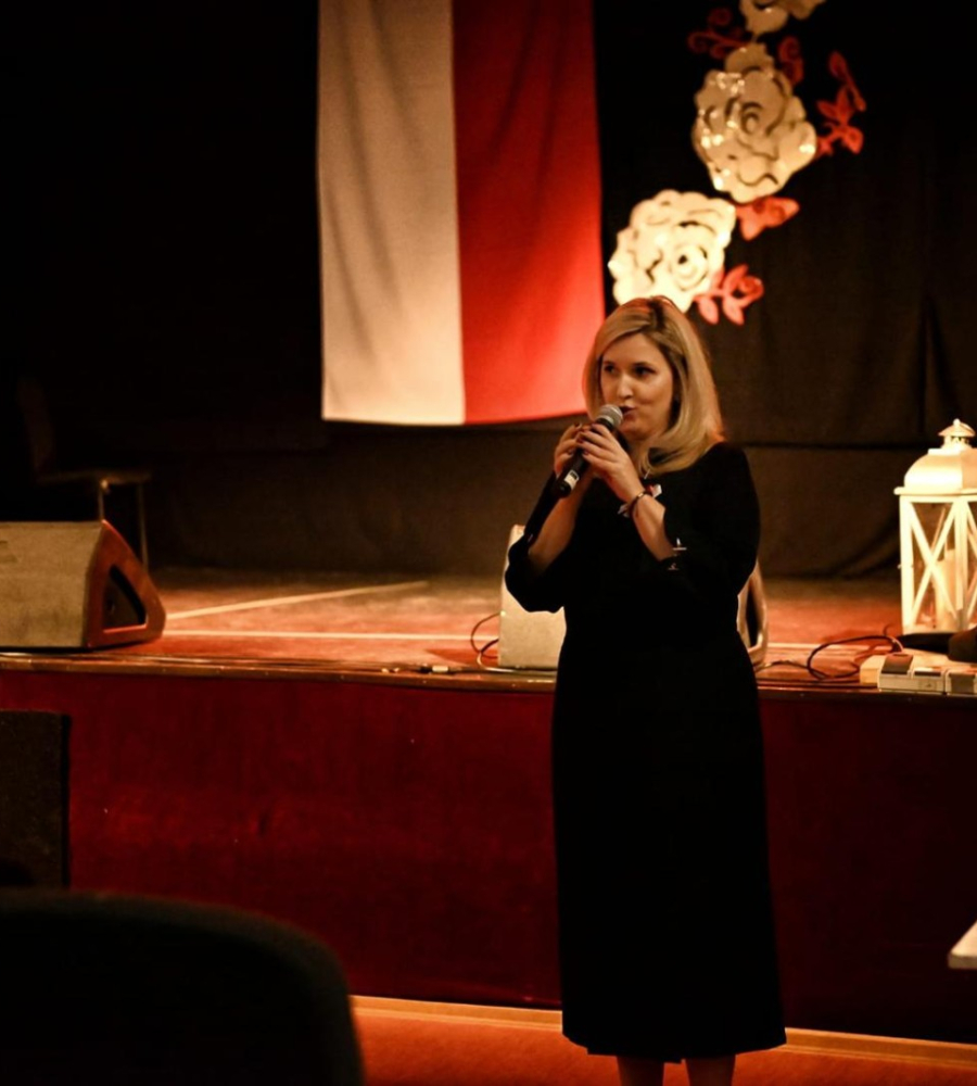 Dyrekto Domu Kultury w Baniach wita osoby przybyłe na koncert Niepodległościowy