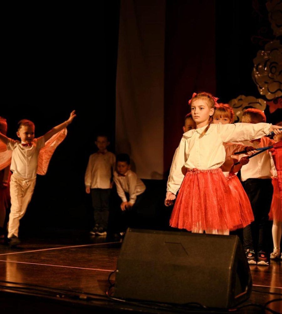 Dzieci tanczą z flagami