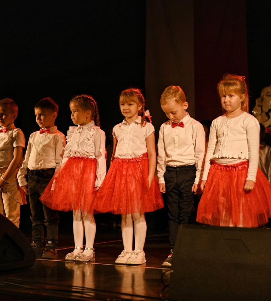 Dzieci z Przedszkola w Baniach mówią wiersz z okazji Święta Niepodległości