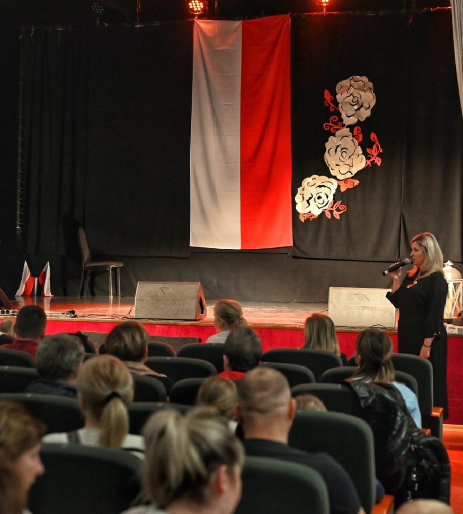 Rozpoczęcie koncertu, widok na scenę przystrojoną barwami narodowymi