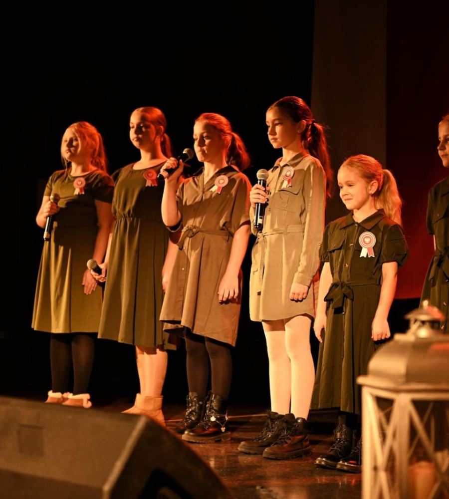 Zespół woklany Dream team śpiewa pieśni patriotyczne