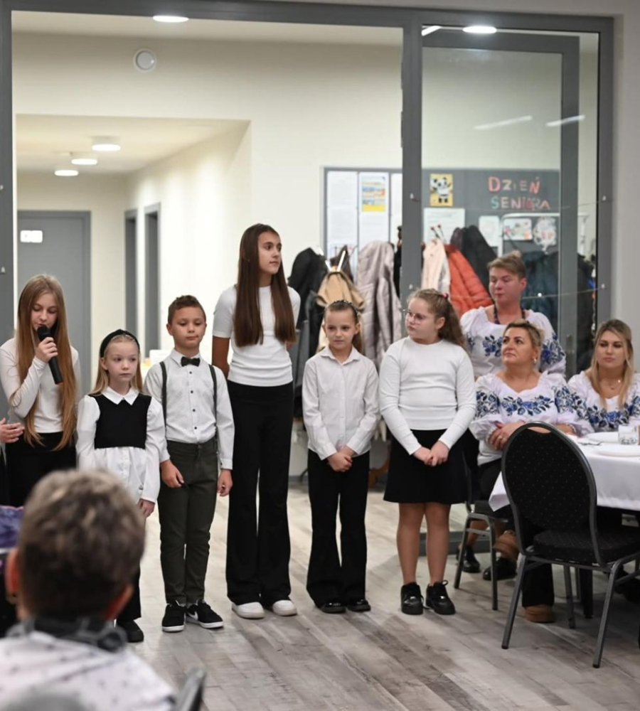 Dzieci śpiewają podczas wydarzenia Gminny Dzień Seniora