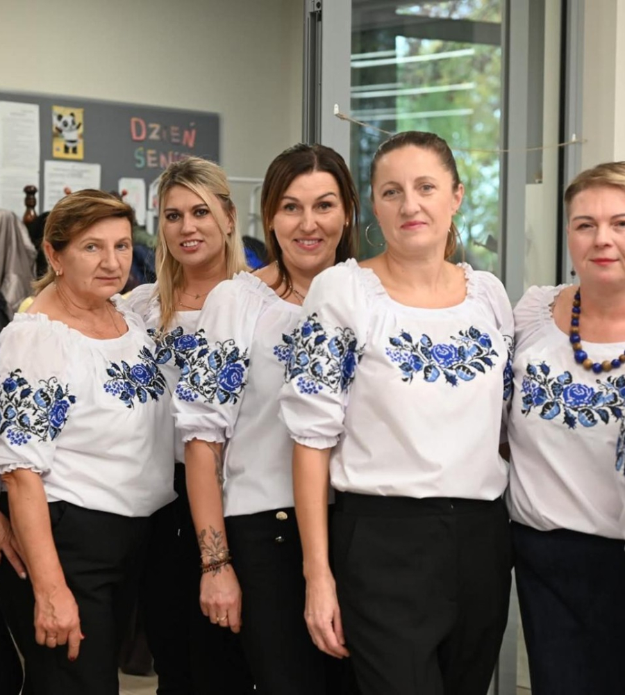 KGW Babinki pozują do zdjęcia