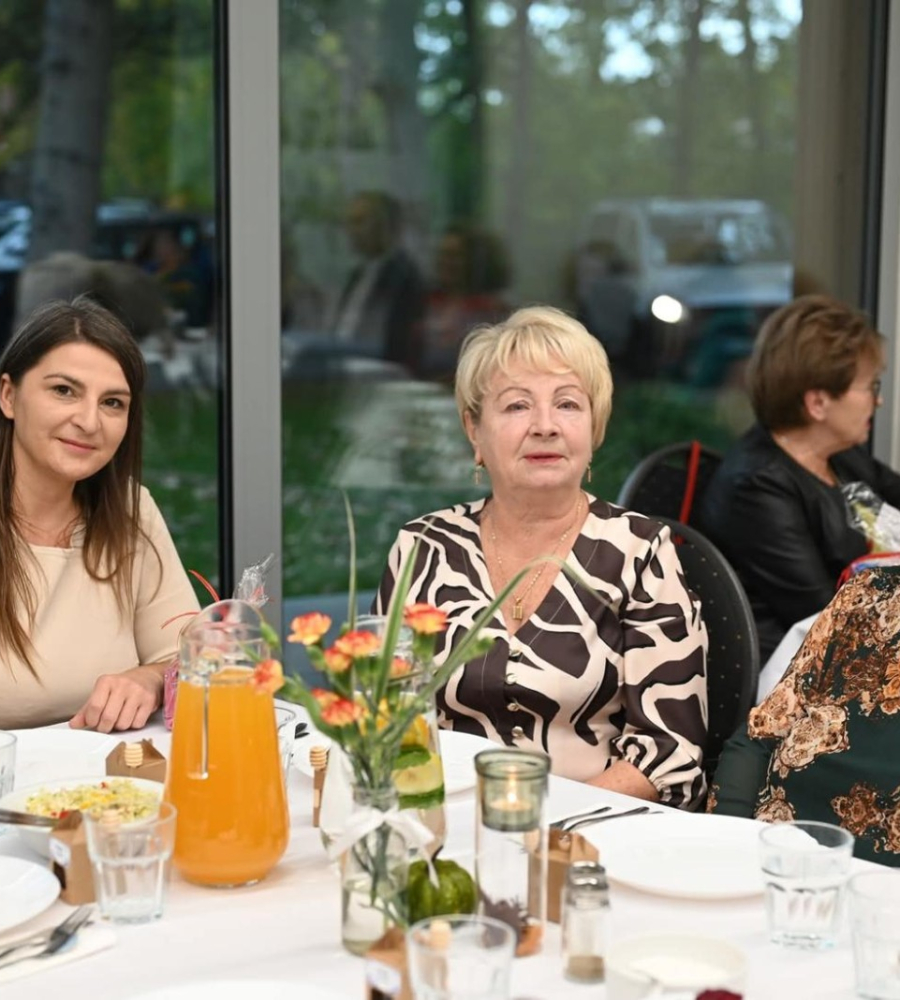 Panie podczas wydarzenia ustawiają się do zdjęcia