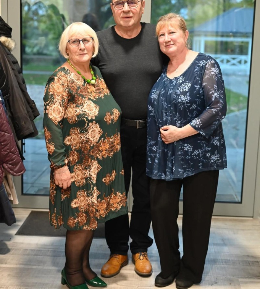 Panie pozują do zdjęcia z zaproszonym gościem