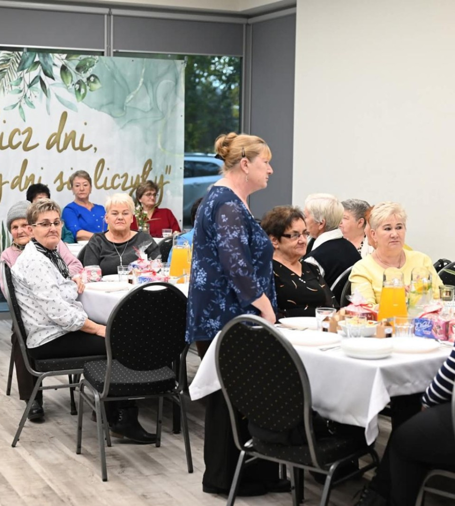 Seniorzy oglądają występ artystyczny