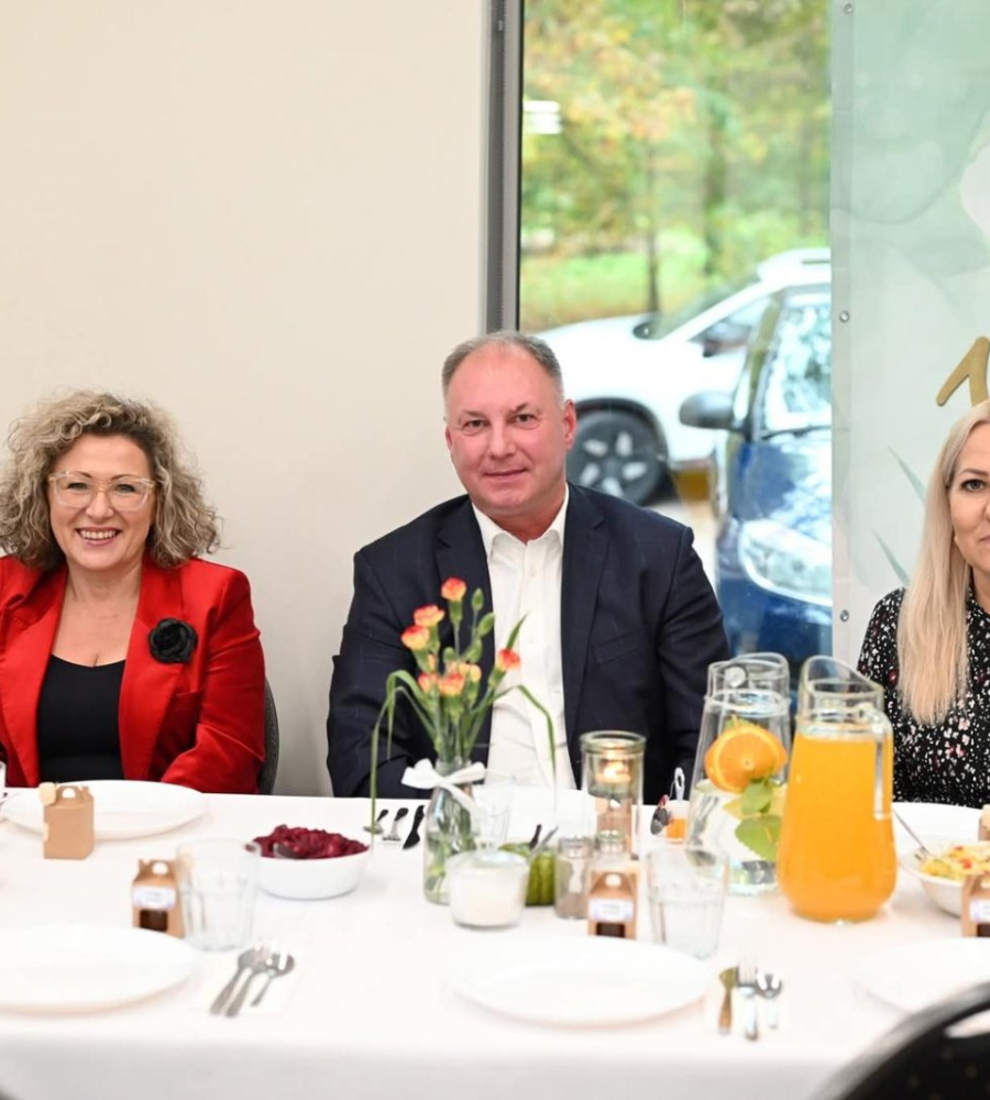 Zaproszeni goście pozują do zdjęcia