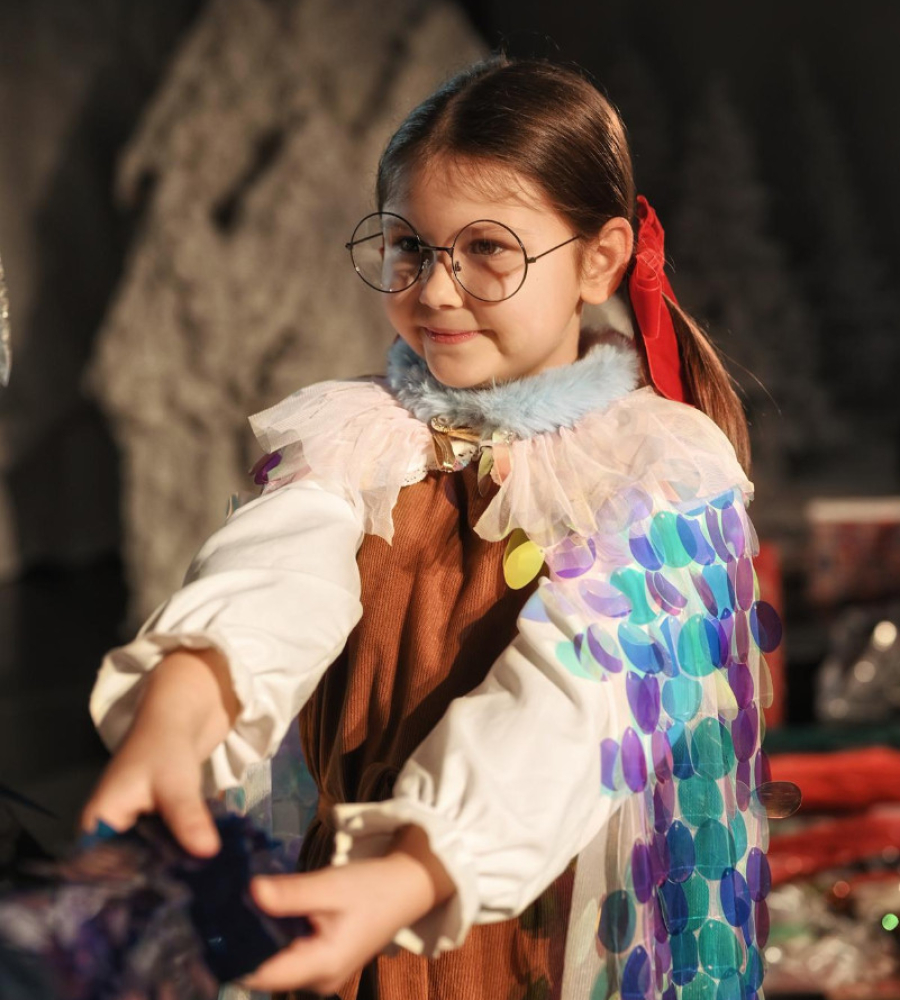 Aktorka podczas realizacji scen spektaklu