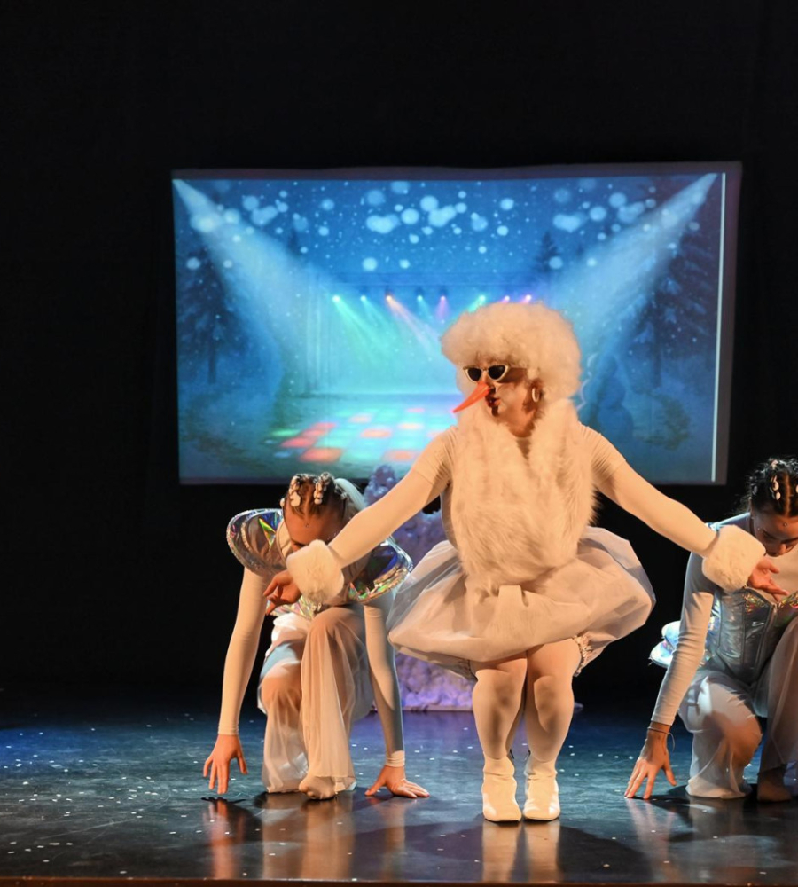 Pani bałwan tańczy na scenie w zimowej, baśniowej dekoracji