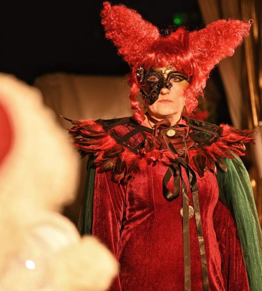 Postać Czasuli podczas gry na scenie