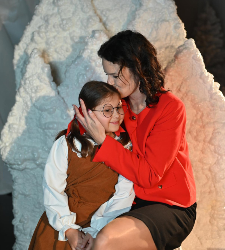 Tosia z mamą pozują do zdjęcia