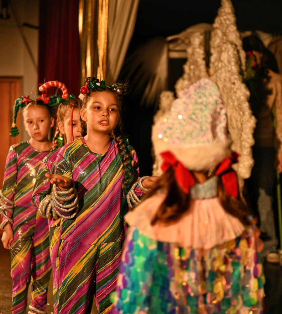 Trzy dziewczynki grające Echo podczas odgrywania sceny