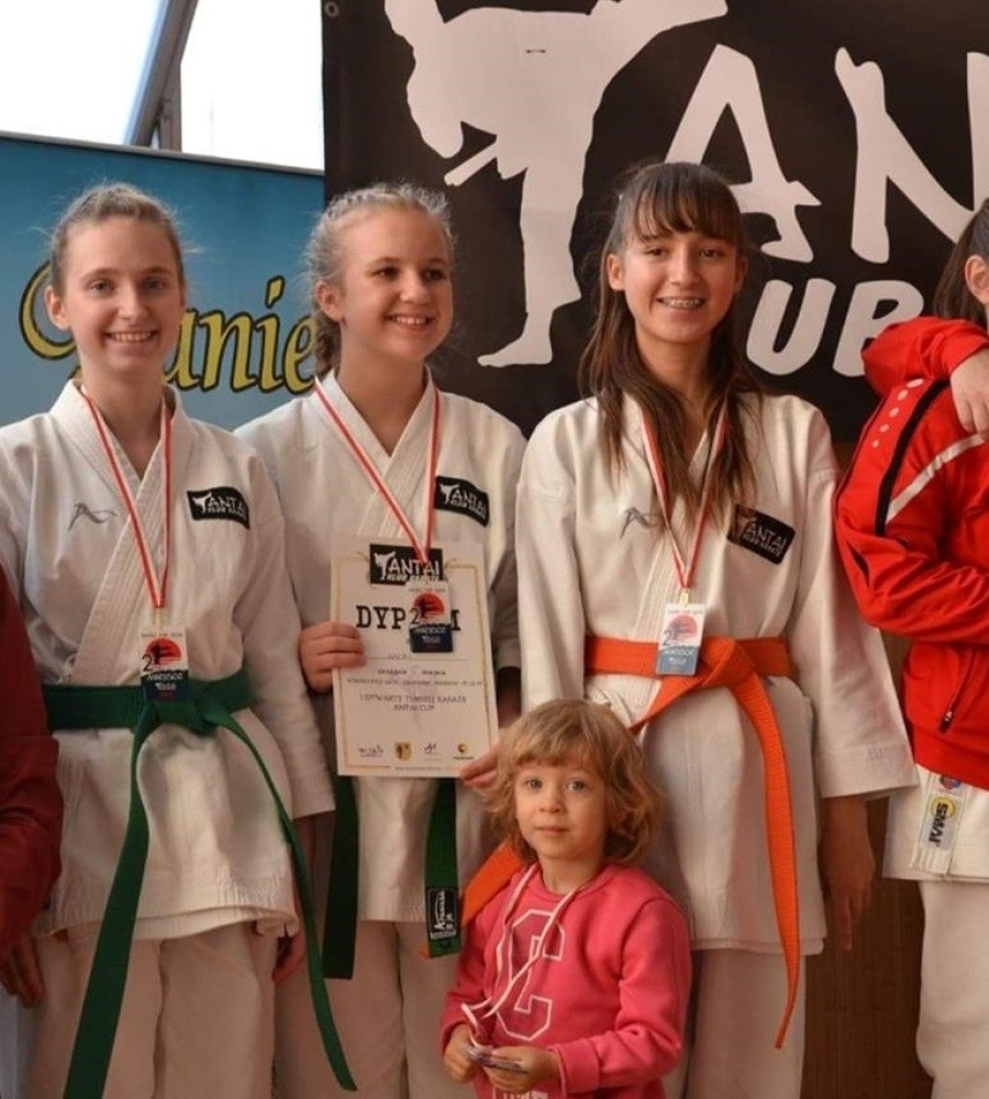 grupa uczestniczek zawodów karate