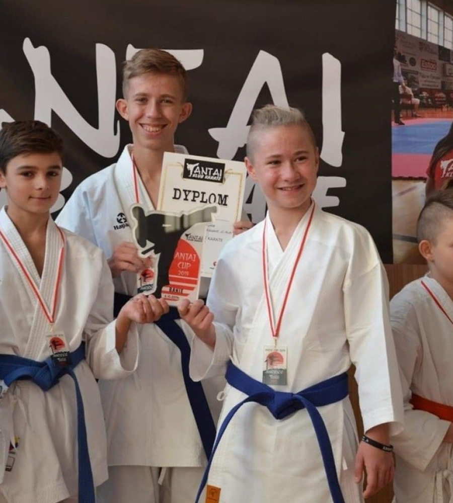 grupa uczestników turnieju karate